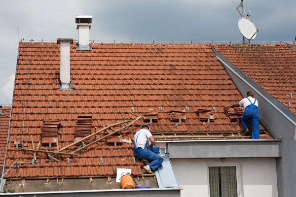Dwóch mężczyzn przygotowujących ocieplenie dachu